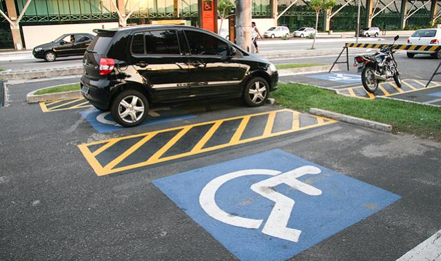 Vereadores solicitam pintura nos estacionamentos prioritários do município